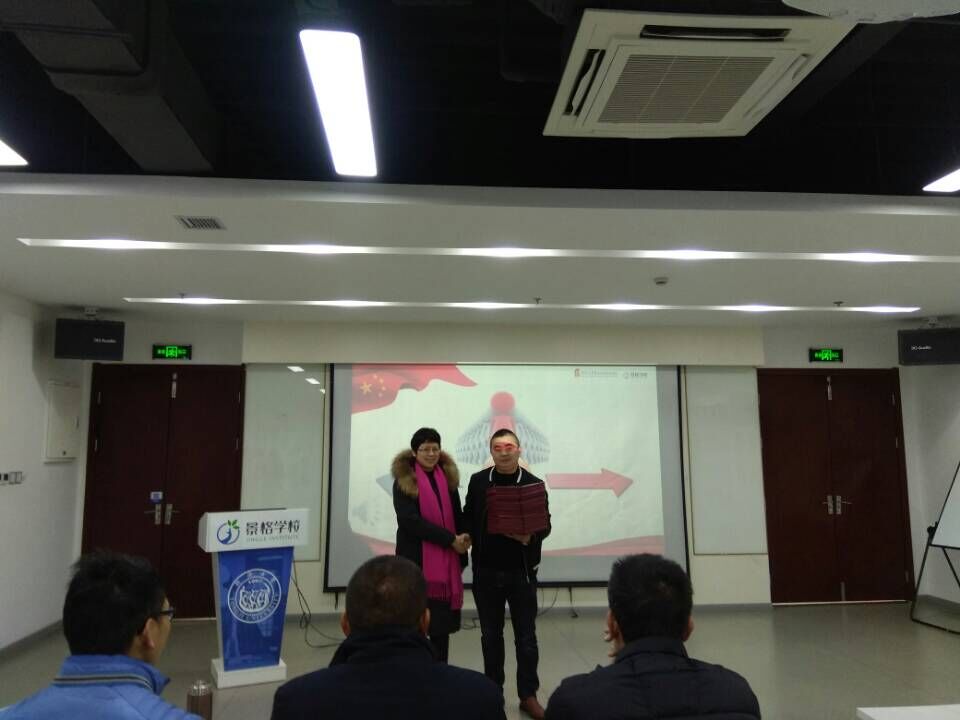 常务理事吴茶水老师代表领取结业证书4.jpg 常务理事吴茶水老师代表领取结业证书4.jpg