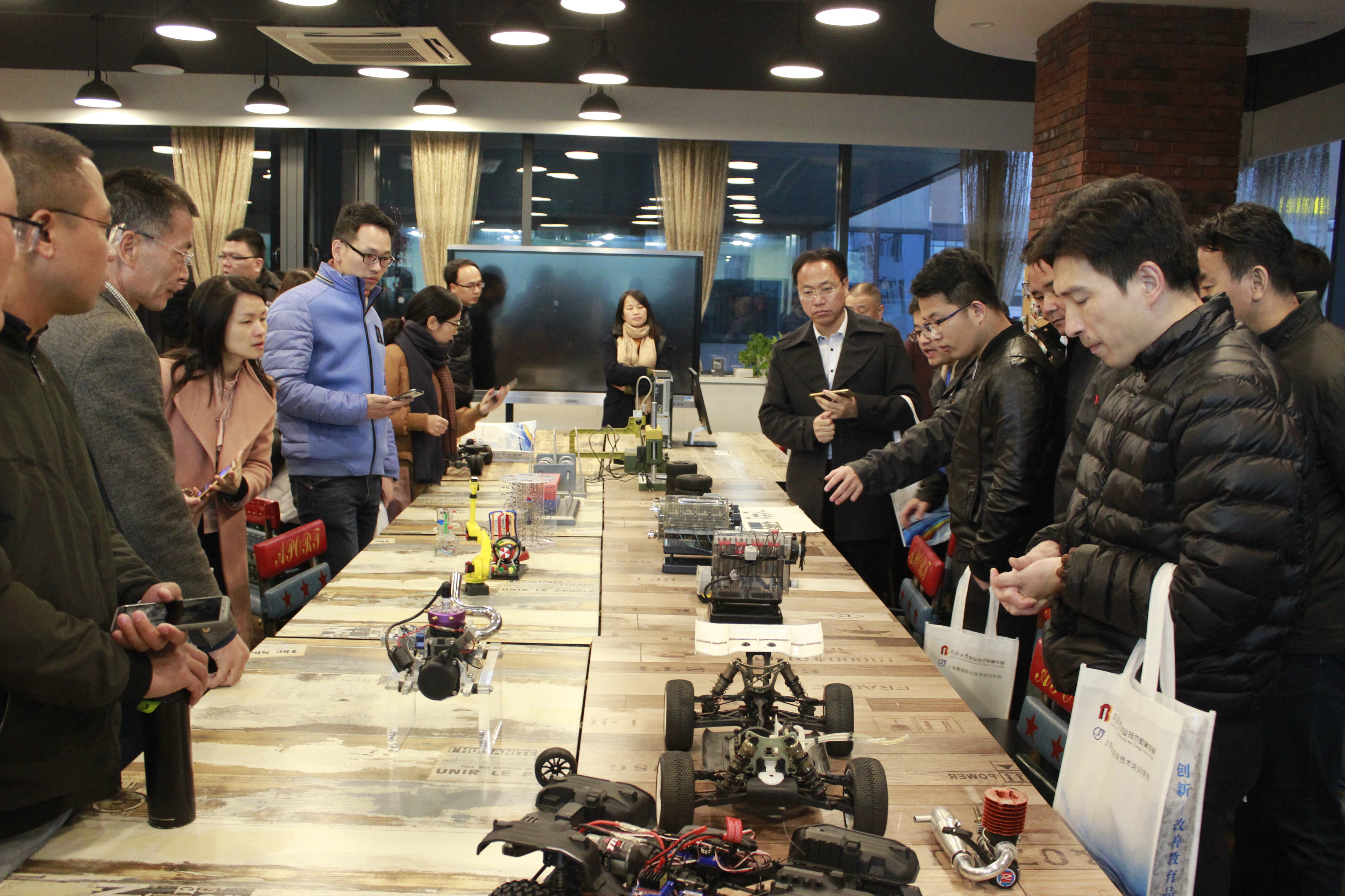 参观课堂3.jpg 参观课堂3.jpg